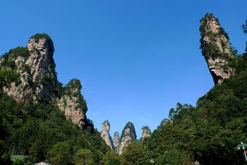 張家界國家森林公園、黃龍洞、天門山、鳳凰古城純玩五日游