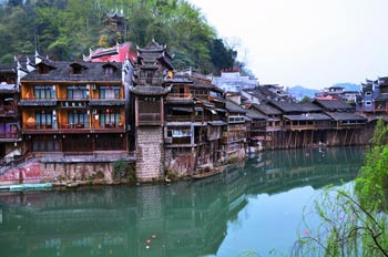  張家界國家森林公園、黃龍洞、鳳凰古城九景三晚四日游